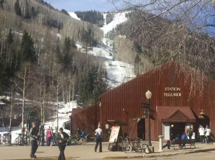 Bohemian Rhapsody, PETs ok, 500 ft to Gondola
