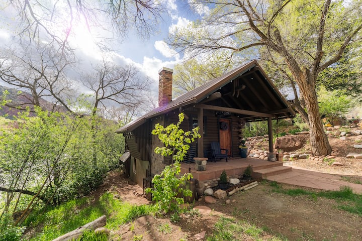 Lavender Lodge
Riverside Mountain Cabin