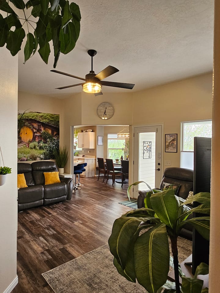 2BR • Full Kitchen • Spacious Stay • Middle Earth