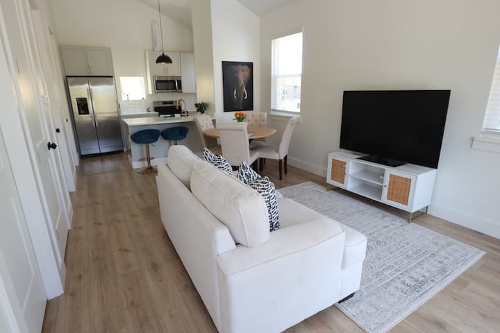 BRAND NEW Luxury 2BR Guesthouse-Desirable Location