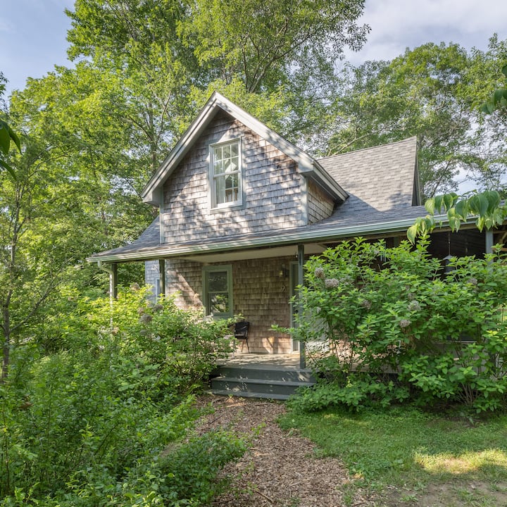 Charming Beech Street cottage with private gardens