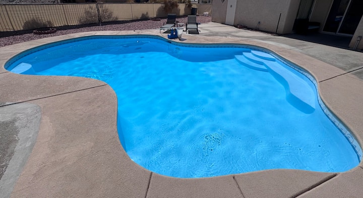 3BR/2BA Home w Pool & Parking Near Lake & Downtown