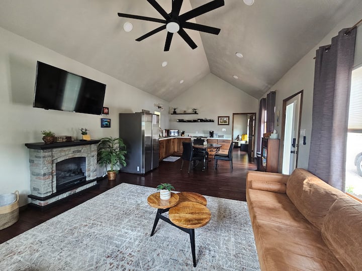 New on airbnb easy walk to shops/food, dogs ok