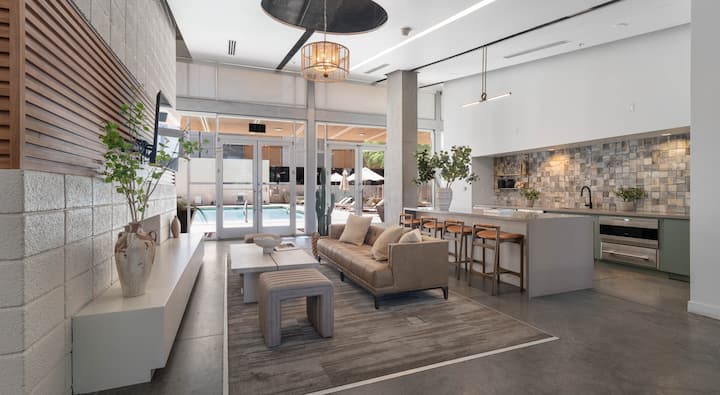 Modern Downtown PHX 1BR | Free Parking + Pool/Gym