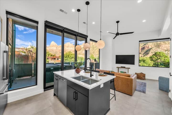 Zion Mountain Views! Private Hot Tub! Zion Sage 1