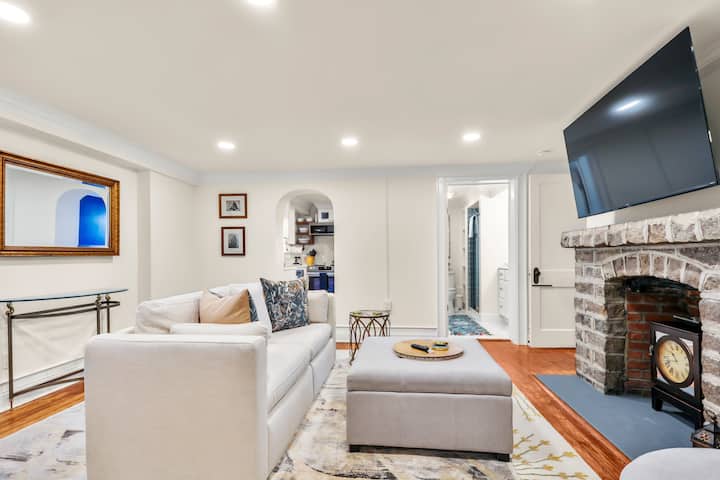 Garden Level 2 bed 2 bath Apartment in Historic Di
