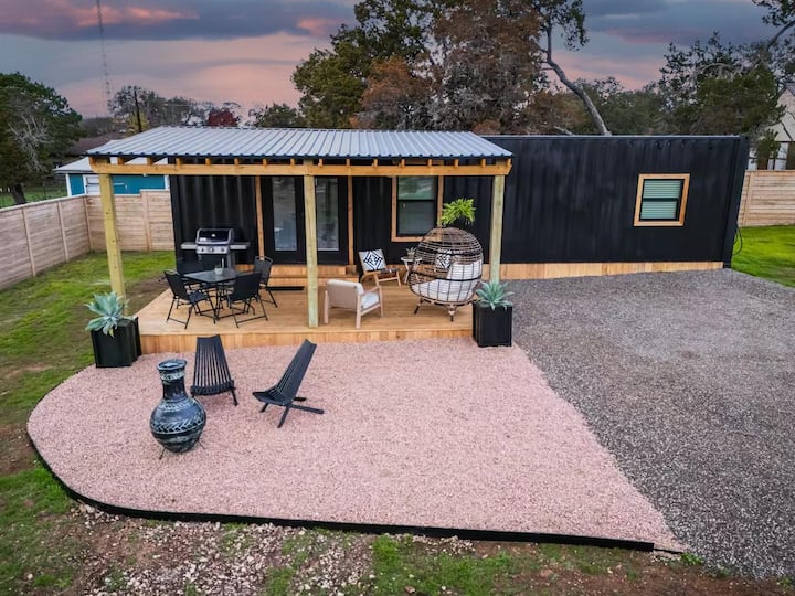 Contained In Gruene *Midnight* Spa/Outdoor Shower