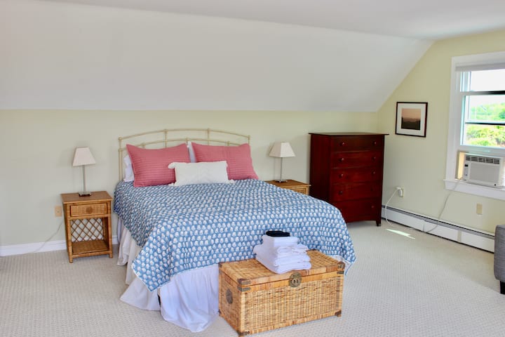 Honeysuckle Suite with AC & Deck