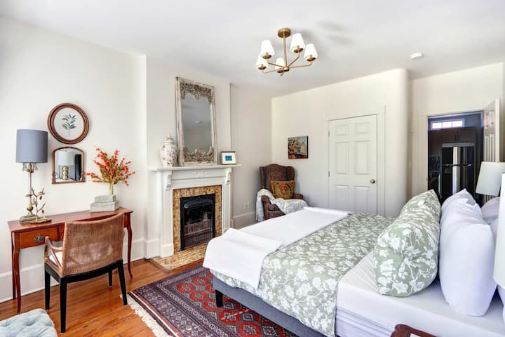 1872 Historic King Suite | Live Oak Views!