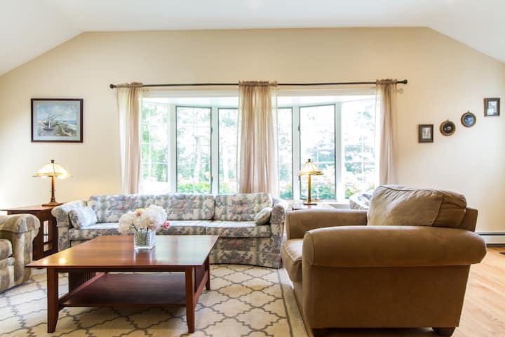 Upscale suite w/ separate entrance.