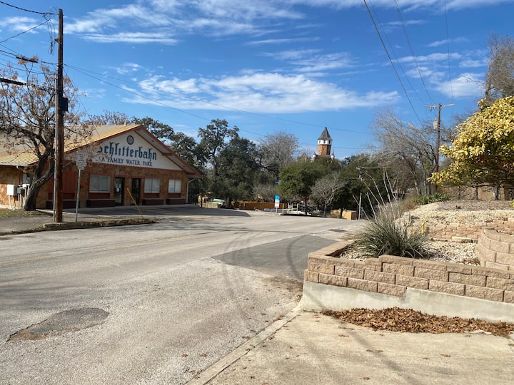 Griff’s A: Studio-across street from Schlitterbahn