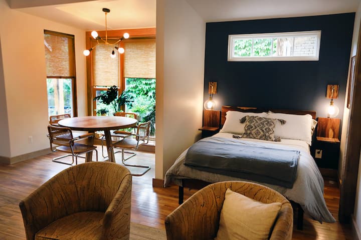 Black Cat Suites bright spacious garden suite