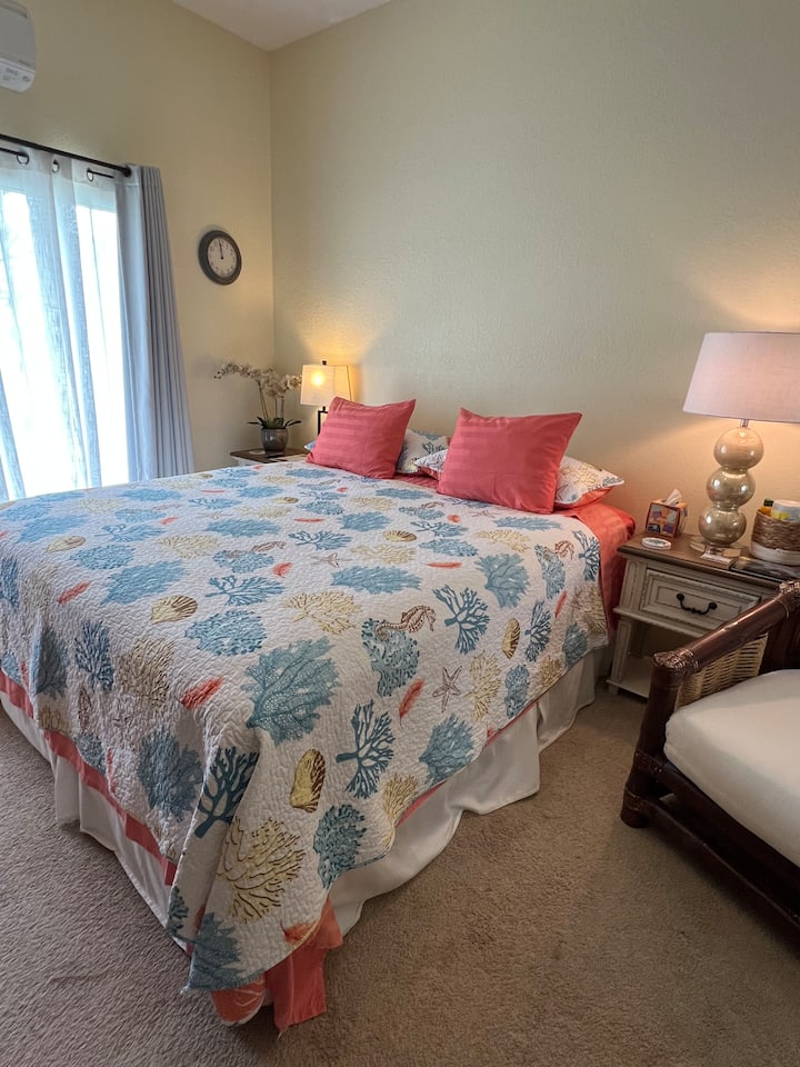 ‘Ekahi (1) Just 2 miles from the Kona Airport!