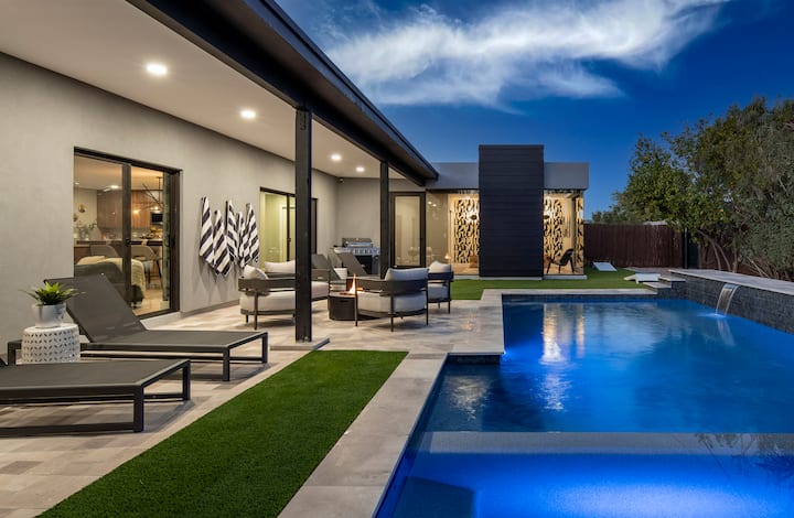 Walk to Old Town ✴ 2 Masters ✴ Heated Pool & Spa
