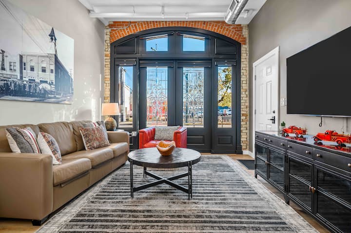 Spacious Downtown Apartment in Historic Firehouse