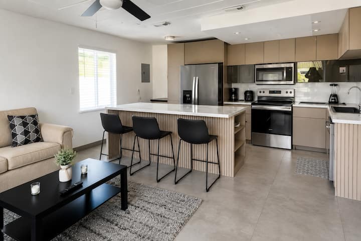 Queen room near Las Olas and the Beach 