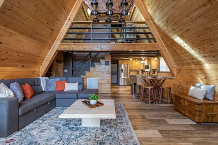 Near DTWN, 1Mile to SKI, MTN Views, HotTub,A-Frame