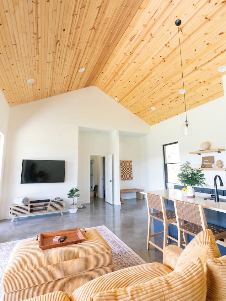 *Modern Hill Country Escape w/ Expansive Patio*