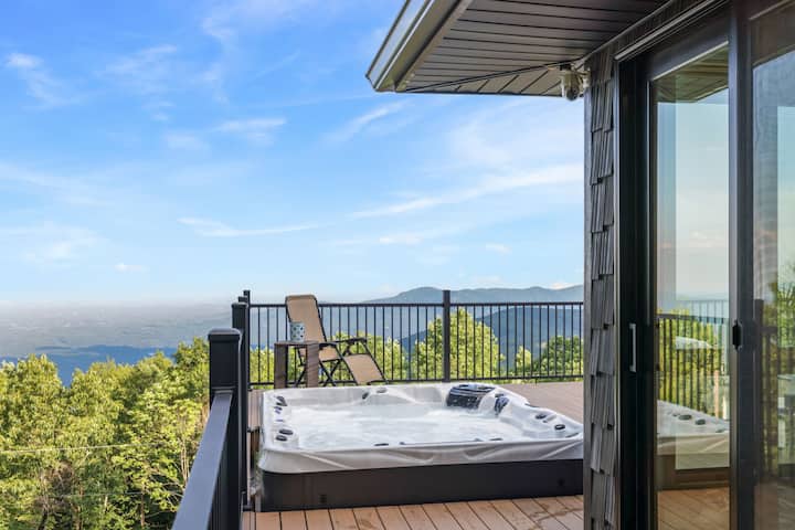 Above the Clouds | Endless Mountain Views+Hot Tub