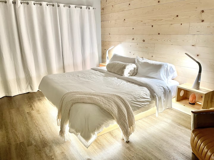 Fully Equipped Condo - Sleeps 6 - Walk to Broadway