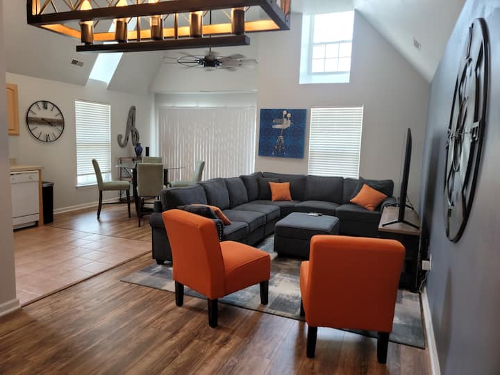 Beach Block Condo Getaway. 4 Bedrooms, 3 Bathrooms