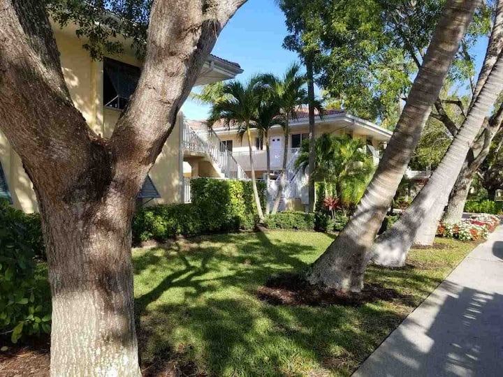 Perfectly located Old Naples condo