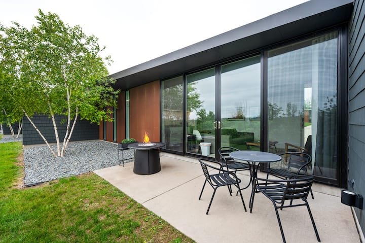 AIA Award Flat · King Bed · Walk to Egg Harbor