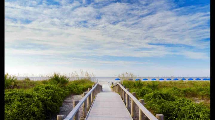 Ocean View! Remodeled! Steps to beach/Pool/Bar