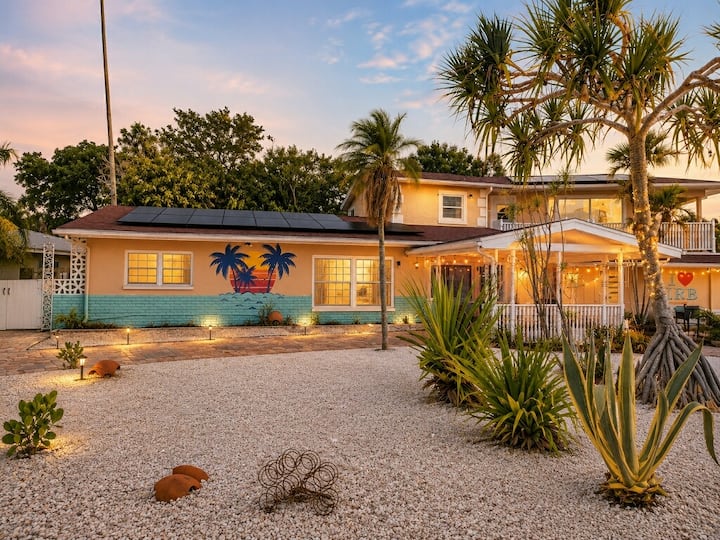 Driftwood Summer Getaway • Sleeps 6 • 3 Min Beach