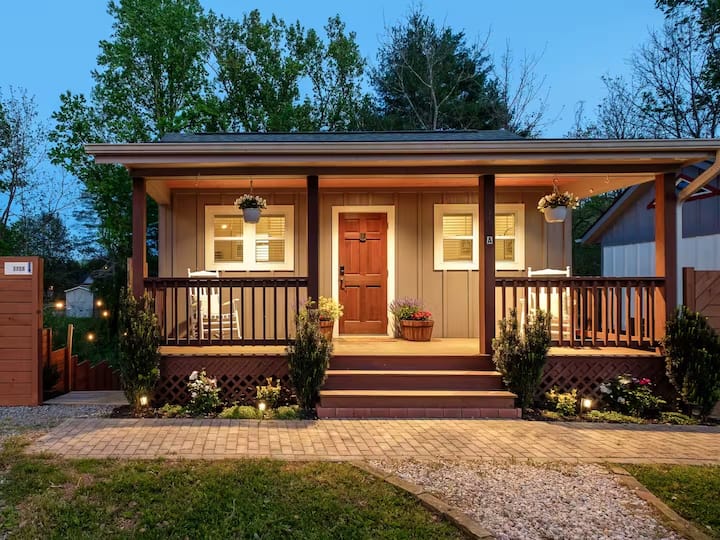 Duckworth Cottage (Unit A) - Steps to Downtown!