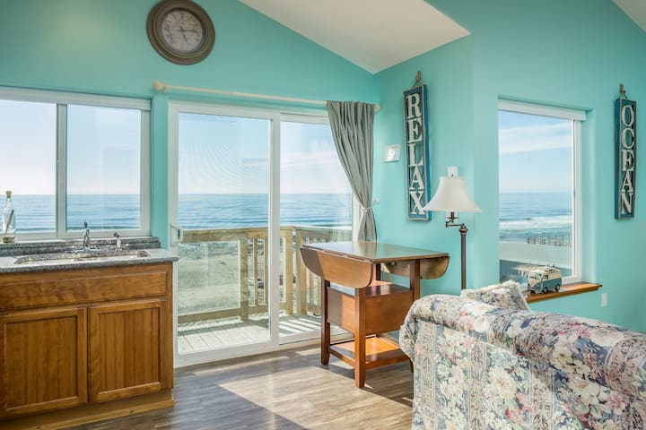 The Lookout - Oceanfront, balcony, kitchen.