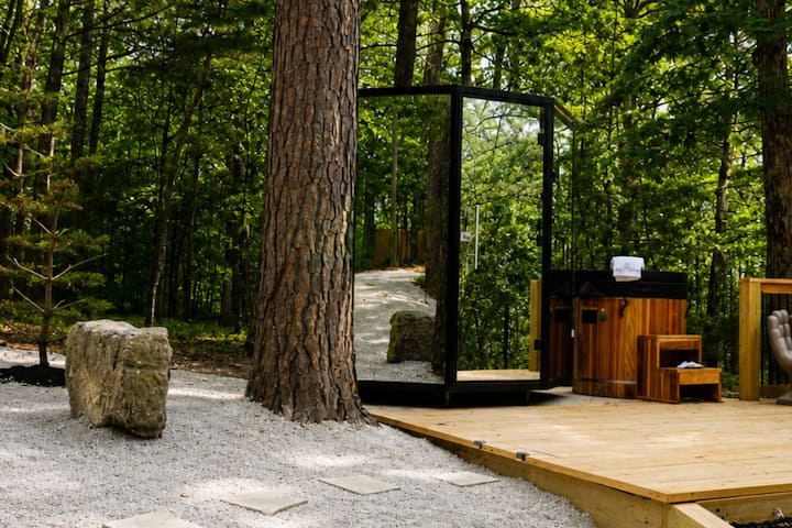 2 Queen Suite | Pool, Sauna, Trails -5 min DT