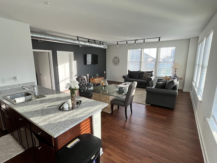 Downtown Memphis Loft| Free Garage Parking!