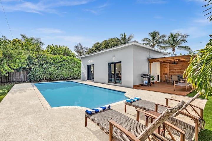 Mango Manor! PET Friendly + 1mi BEACH+Pool+Gym+BBQ