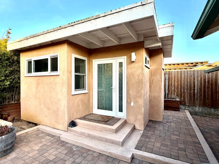 The Coastal Cabin: Private Suite, Walk to Beach
