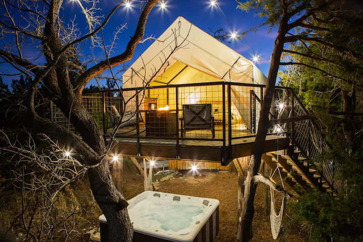 Treehouse Glamping at Pecan Haven! Private HotTub!