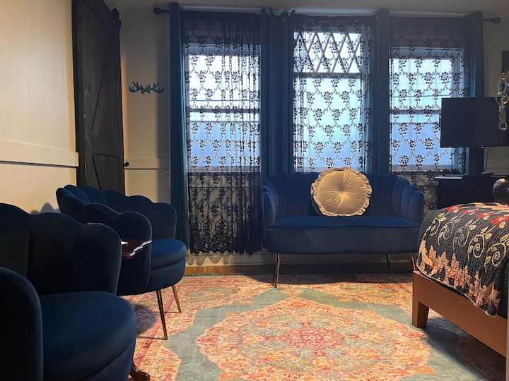 Starry Night Inn - Room 4 - The Stowaway