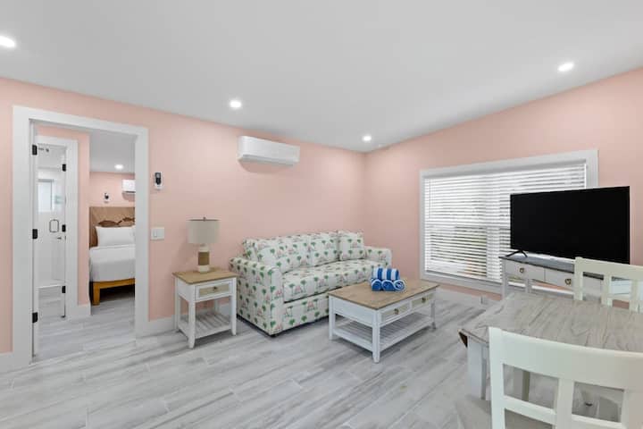 The Flamingo Residence at Sandpiper Inn