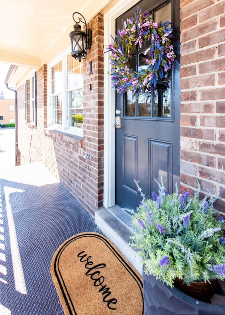 Downtown Bardstown
*2 Blocks from KBF*
2 KING BEDS