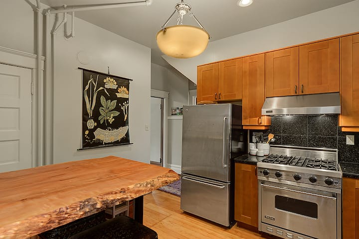 Walk to Space Needle Historic Home with King Bed