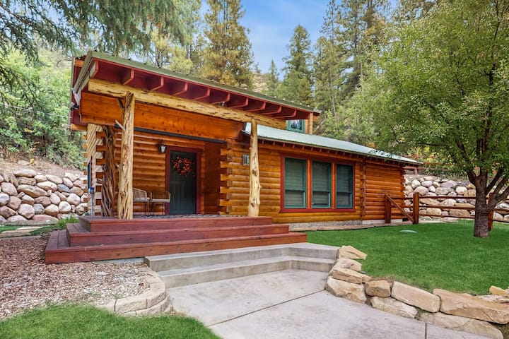 1 BR home with loft, dog friendly with outdoor BBQ