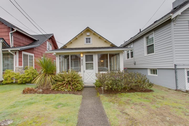 Walkable 1BR | Fireplace | Patio | W/D