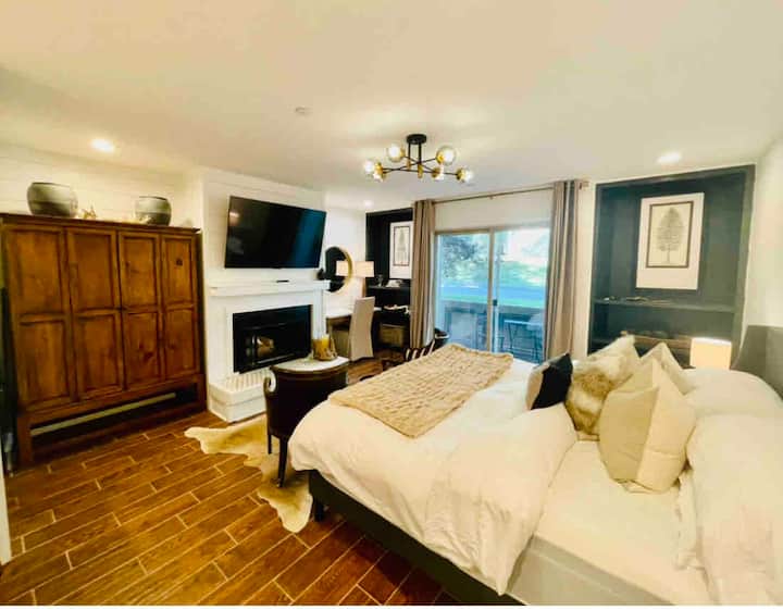 Sun Valley Pied-a’-terre (King Bed, Pool, Shuttle)