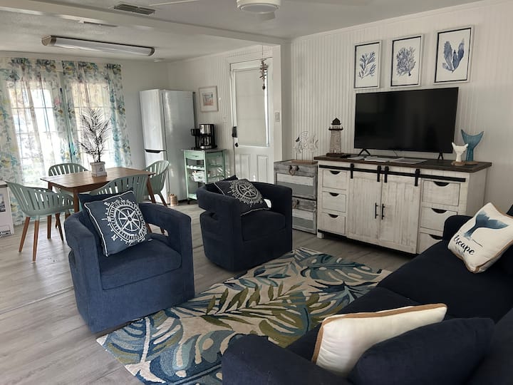 Cozy casita in a prime location!