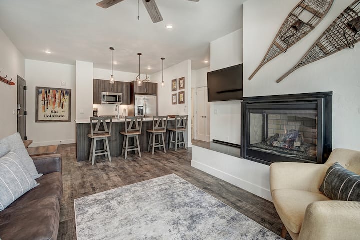 Modern & Upscale Riverside Retreat with Hot Tub