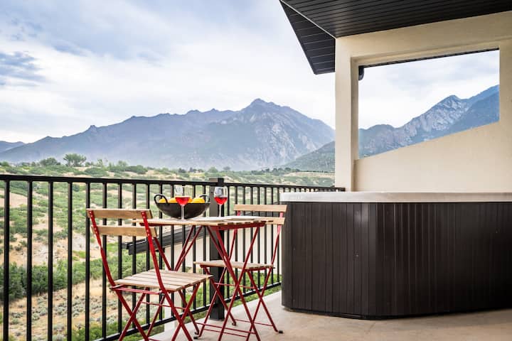 *Hot Tub*NEW Private Balcony Suite-Near Skiing