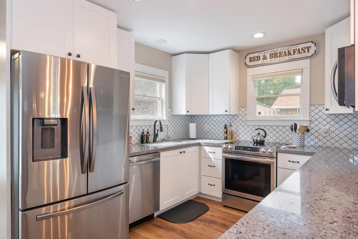 Charming Downtown Getaway Walk to Shops & square!