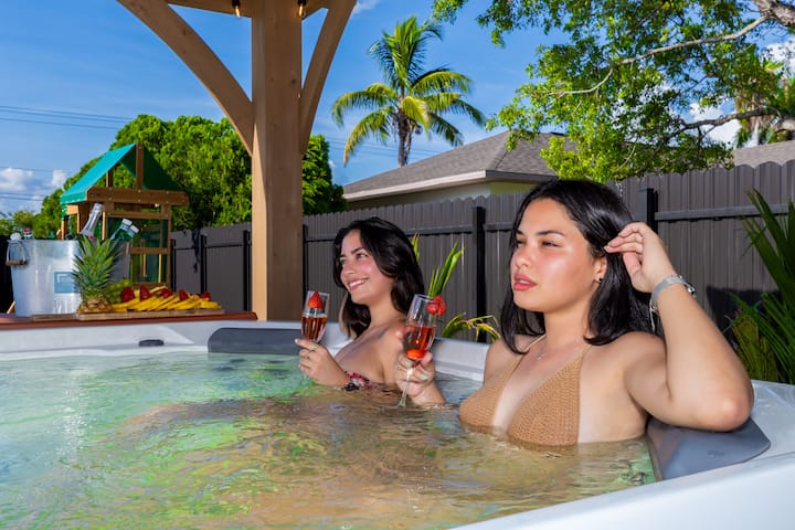 Chuly |8PPL | Top Location | Hot Tub | Gazebo |BBQ