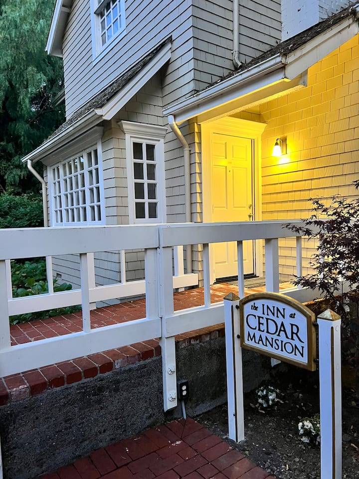 London Suite @ Historic Cedar Mansion Bungalows
