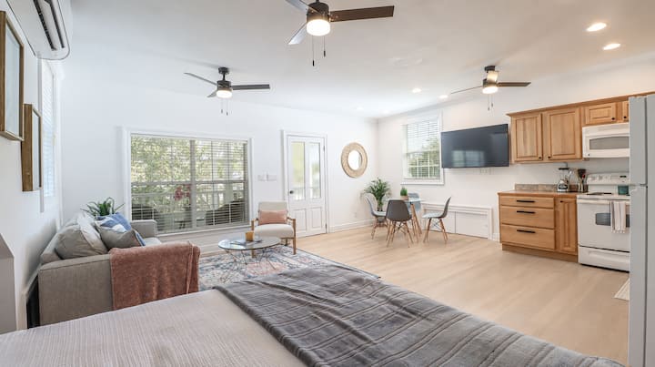 The Loft at Cypress Cottage – Steps from the Train